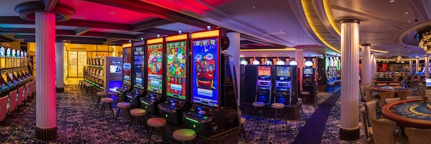 Casino-Glücksspiel, Blackjack und Roulette-Tisch warten auf Spieler und Touristen, um Geld auszugeben.