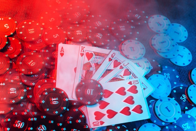 Casino-Konzept: Spielkarten, Wettchips. Ansicht von oben. Rauch zum Foto hinzugefügt