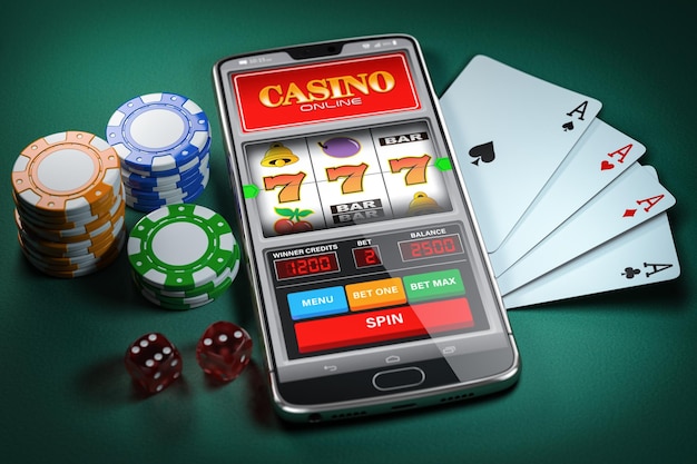 Foto casino en línea y concepto de juego máquina tragamonedas en la pantalla del teléfono inteligente cartas dados y fichas de póquer