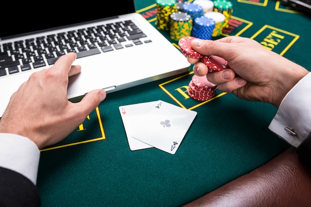 Casino, Online-Glücksspiel, Technologie und Menschenkonzept