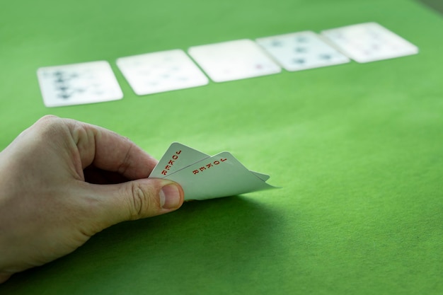Casino Poker. dois curingas na mão do jogador. Sorte no jogo. jogando cartas na mão de um homem no fundo de uma mesa de jogo de cassino.