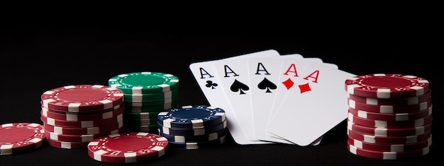 Casino-Pokerchips, die auf grünen Filzhintergrund fallen Generative KI