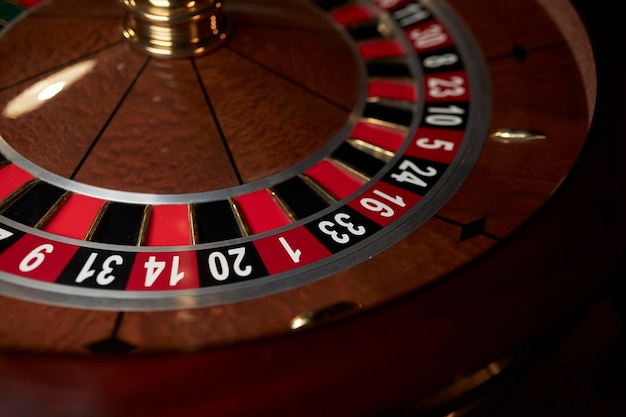 Casino-Roulette-Rad Casino-Glücksspiel-Konzept Roulette-Tisch in einem CasinoCasino-Roulette-Nahaufnahme