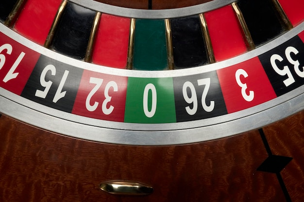 Casino-Themenwetten Online-Casino-Bild des roten Casino-Roulette-Poker-Roulette-Rades