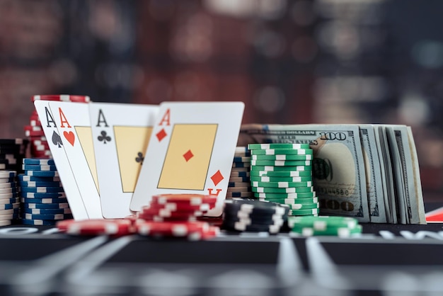 Casino-Token, Spielkarten und Dollar auf dem Tisch