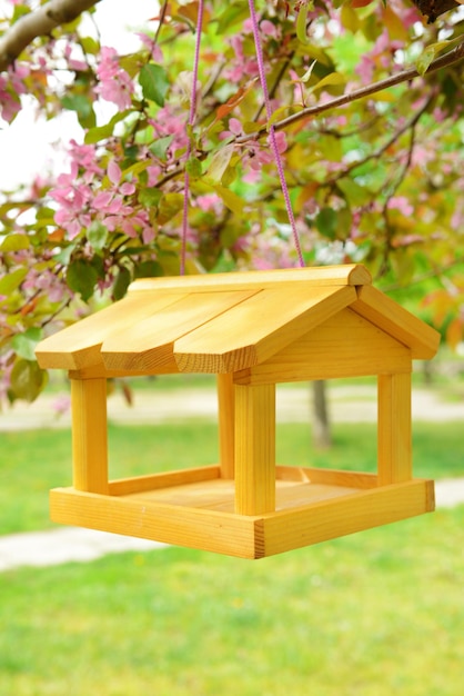 Casita para aves en el jardín al aire libre