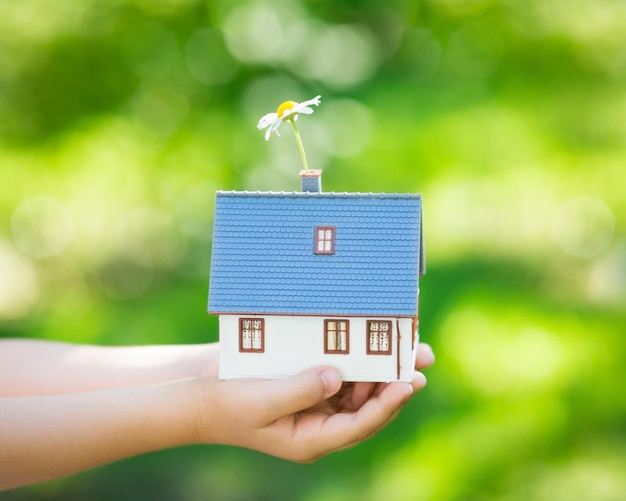 Casita en manos al aire libre