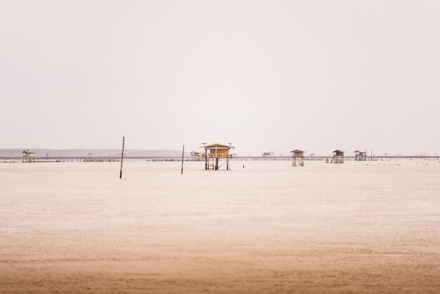 Casita en el mar en Bang Taboon, Phetchaburi, Tailandia