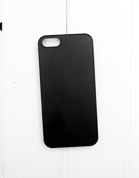 Foto caso de smartphone preto simples e elegante em mesa branca confortável para agarrar topview