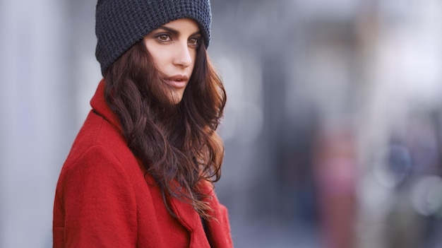 En caso de duda, vístase de rojo Foto de una hermosa joven vestida de invierno de pie en un entorno urbano