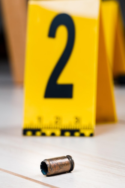 Un casquillo o una bala en la escena del crimen con marcadores de evidencia