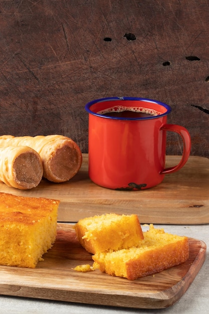 Casquinha de bolo de milho com doce de leite e café café da manhã brasileiro