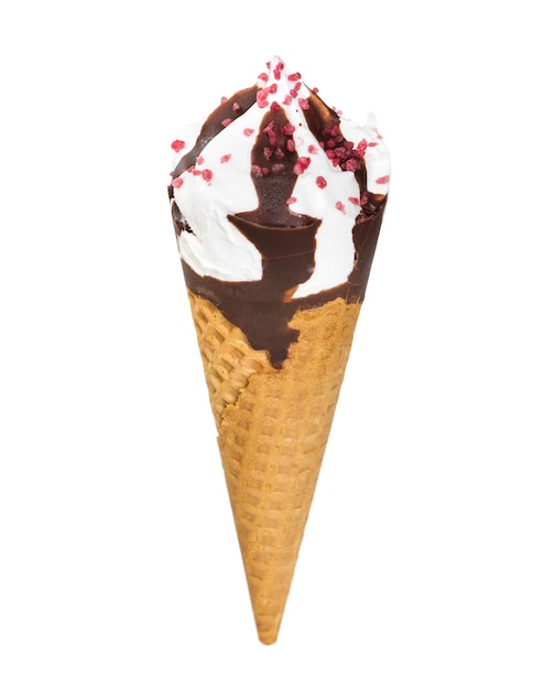 Casquinha de sorvete com calda de chocolate e migalhas de framboesa isoladas no fundo branco