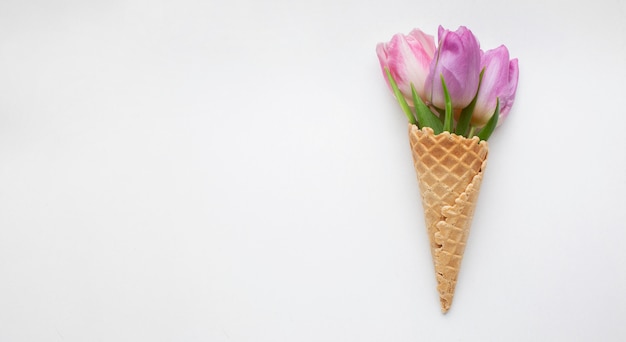 Foto casquinha de sorvete com tulipas