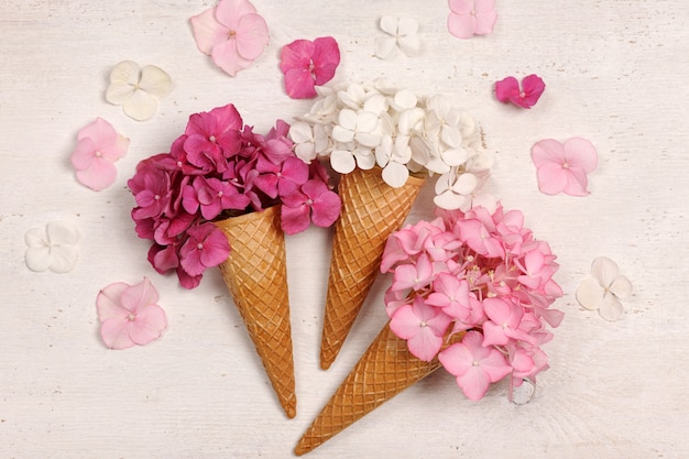 Casquinhas de sorvete com lindas flores