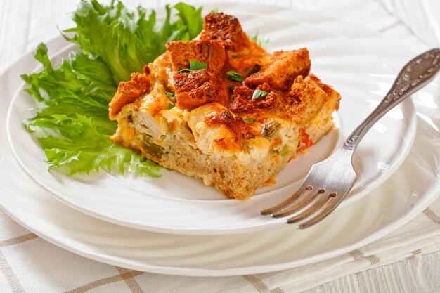 Foto casserole de frango cozido com croutons