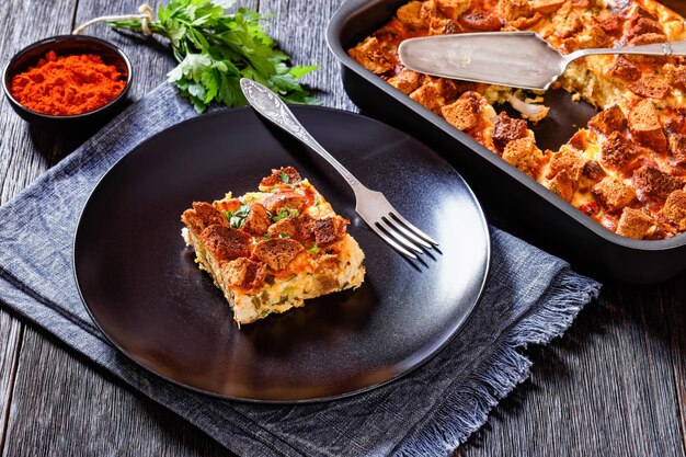 Foto casserole de frango cozido com croutons