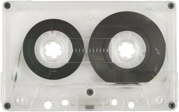Cassete de áudio velha isolada no fundo branco
