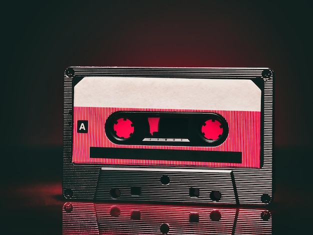Cassete de áudio vintage em fundo vermelho