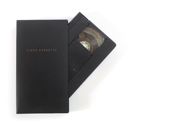 Cassete de fita de vídeo VHS preta com rótulo em branco isolado no fundo branco