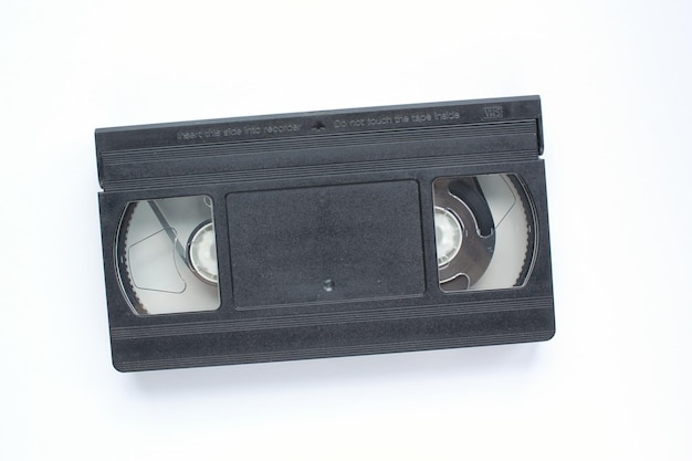 Foto cassete de gravador de fita de vídeo vhs preta sobre fundo branco. velha tecnologia obsoleta para gravação em fita
