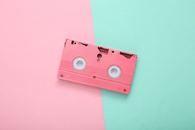 Cassete de vídeo rosa em fundo pastel azul rosa Minimalismo Flat lay Vista superior
