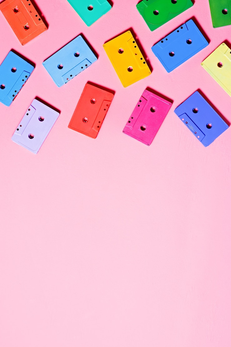 Foto cassetes de áudio multicoloridas pintadas em rosa
