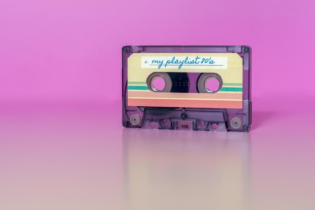 Cassette de audio transparente con mi etiqueta de lista de reproducción en el fondo fuchsia