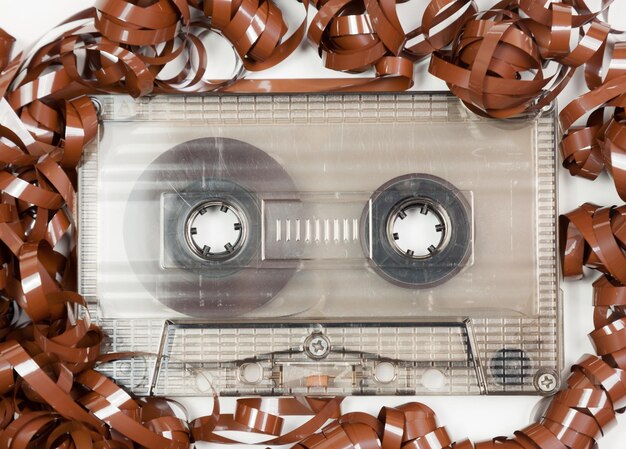 Cassette de audio vintage con cinta de audio en mal estado