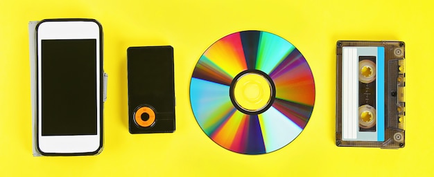 Cassette, disco CD, reproductor de mp3, teléfono móvil.
