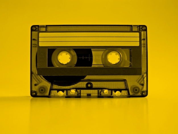 Cassette con efecto amarillo retro