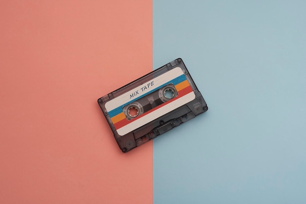 Cassette de música colorida sobre fondo rosa y azul claro