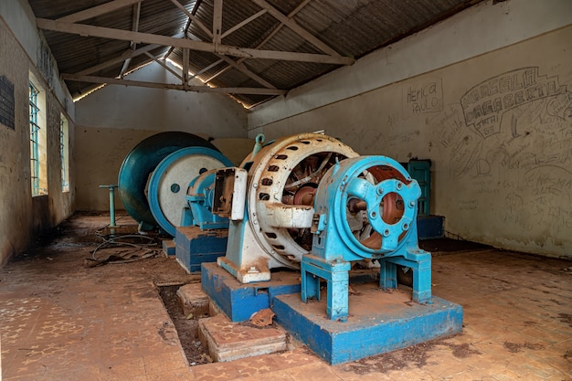 Cassilandia, Mato Grosso do Sul, Brasil - 09 03 2021: sala de máquinas de la pequeña central hidroeléctrica abandonada en la caída del río apore en la ciudad brasileña de cassilandia