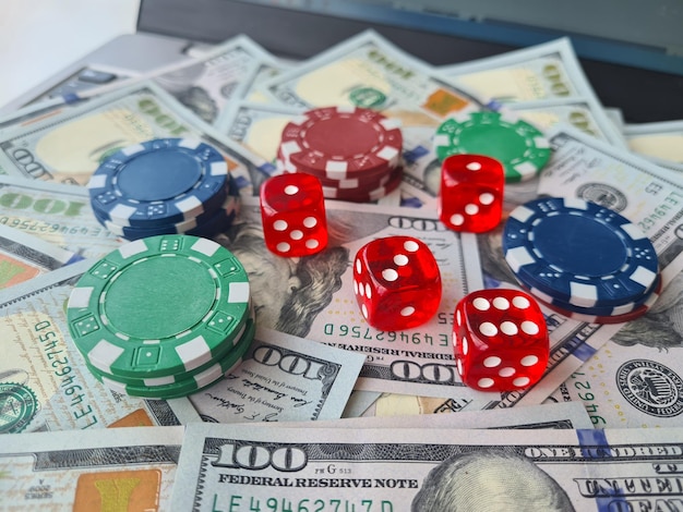 Cassino e pôquer on-line para laptop Teclado e fichas para laptop com dados e dinheiro em dinheiro na mesa de jogo verde