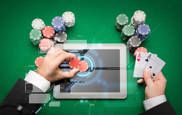 Conceito de casino online com tablet e ferramentas para ilustração