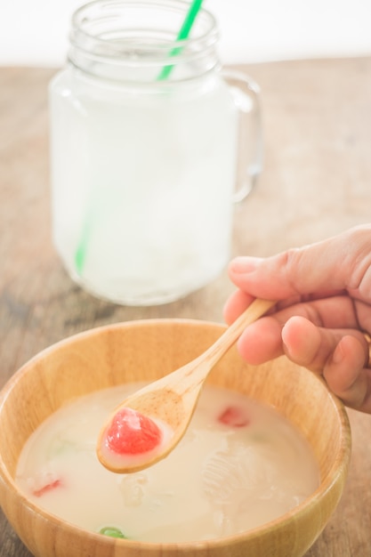 Castaña de agua cubierta con almidón de tapioca en crema de coco.