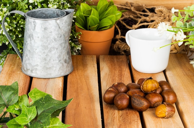 Castañas otoño comida en una mesa de madera