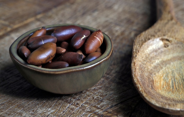 Castanha de baru na mesa de madeira rústica