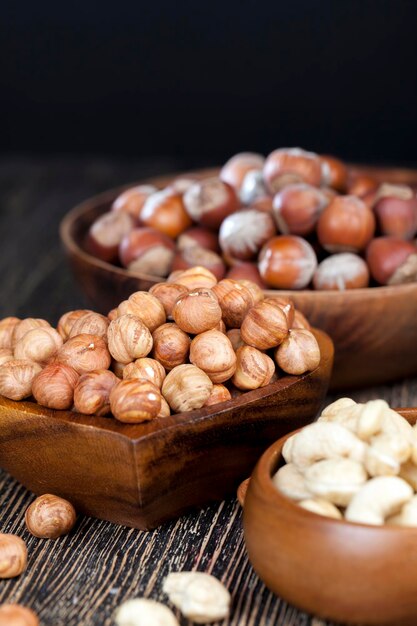 Castanha de caju seca sobre uma mesa de madeira