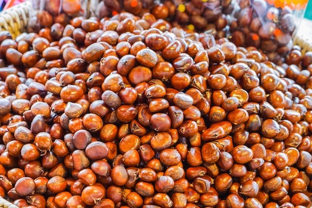 Foto castanha em uma cesta, disponível para a venda no mercado do tribo do monte, tailândia.