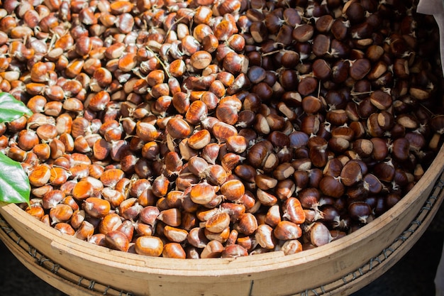 Castanha fresca crua pronta para venda