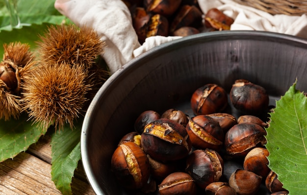 Castanhas assadas em frigideira de ferro