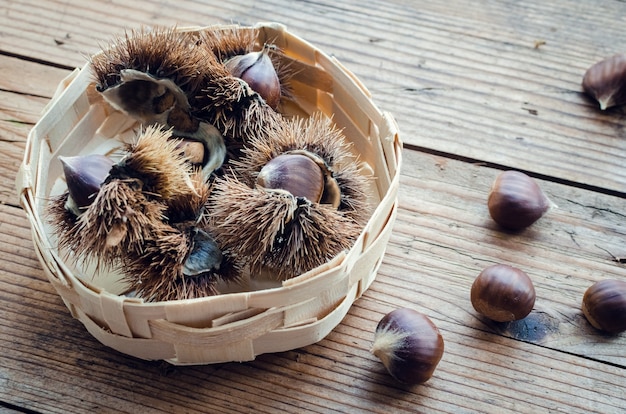 Castanhas em fundo de madeira