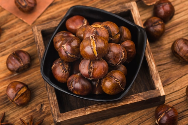 Castanhas em um fundo de madeira.