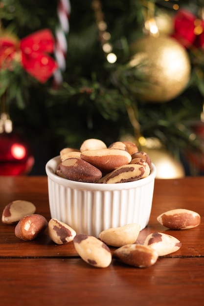 Castanhas em uma tigela sobre um fundo de Natal