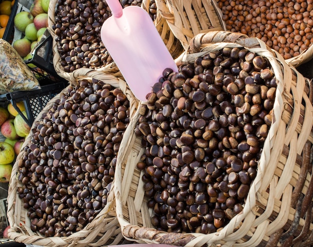 Castanhas frescas cruas prontas para venda