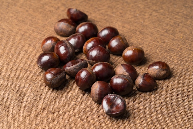 Castanhas frescas em um fundo monocromático