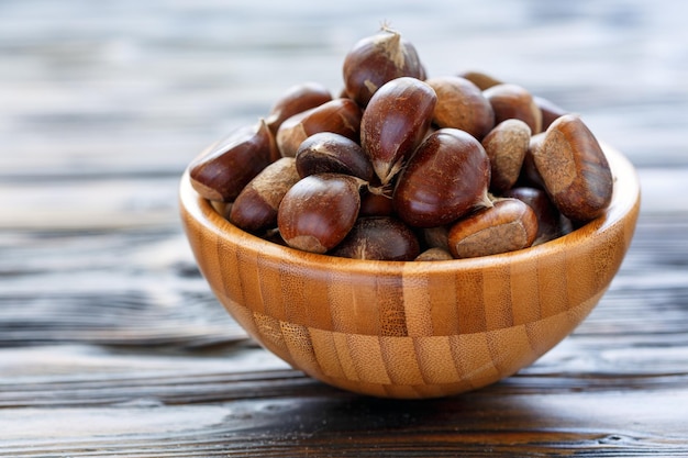 Castanhas frescas em uma tigela de madeira