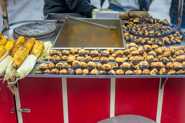 Castanhas fritas e milho grelhado na rua de Istambul, Turquia