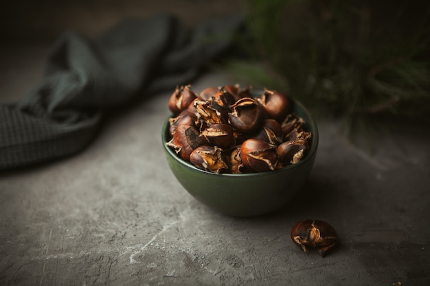 Castanhas torradas frescas e crocantes na tigela